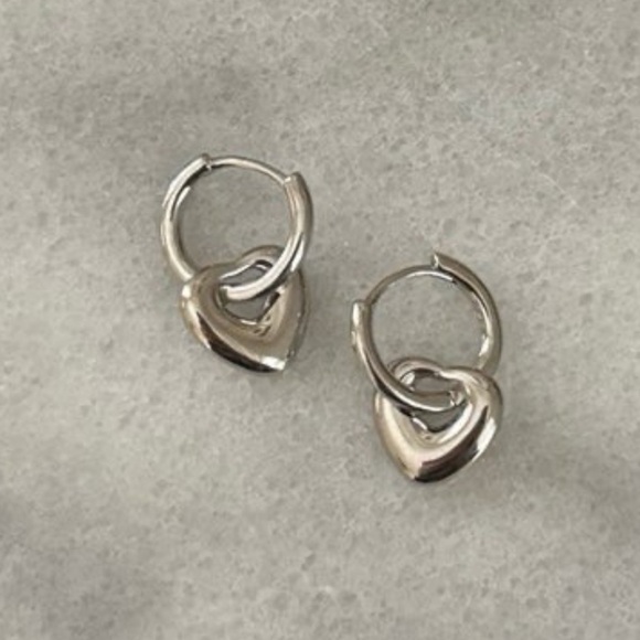 COPY - Sterling Silver Bubble Heart Charm Dangle Huggie Hoop Earrings

Brand New - Picture 5 of 5
